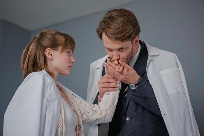 Сериал «За каменной стеной» (2023) - сюжет, актеры и роли, кадры из сериала