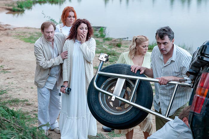 Кадр из сериала Здесь все свои кадр Здесь все свои 8
